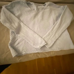 Stickad ljusblå tröja - Mycket bra skick  