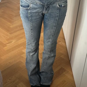 Weekday millenial jeans   - Så snygga jeans! Står ingen storlek men passar mig som brukar ha 34/36 lite slitningar vid innerbenet men inget som syns när man använder! 