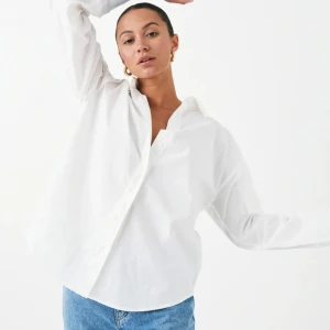 Skjorta - Säljer denna fina vita skjorta ifrån ginatricot, den är så gott som ny! Säljer den då den är för liten☺️