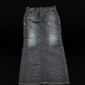 Svincoola vintage True Religion Jeans, mörkblåa med röda detaljer. Mycket bra skick. Skriv gärna vid fler frågor😁