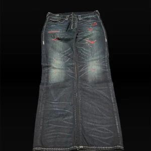 Vintage True Religion jeans - Svincoola vintage True Religion Jeans, mörkblåa med röda detaljer. Mycket bra skick. Skriv gärna vid fler frågor😁