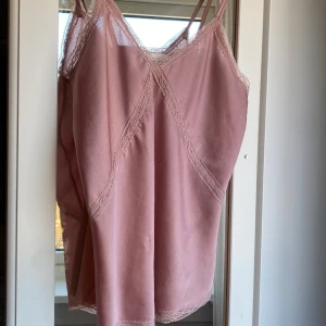 Mirelle - Väldigt fin topp, säljs pågrund av att den inte kommer till användning 