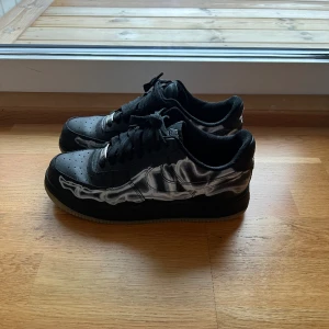 Air force skeleton 1 - Säljer en av mina favorit skor som jag haft länge 😭men använt sparsamt! De är skit snygga men säljer pga de blivit för små för mig. Sulorna lyser neongrönt i mörkret när man haft dem utomhus i dagsljus.