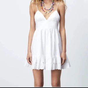 Zara klänning - Vit klänning från zara i storlek xs🤍