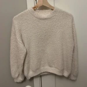 Stickad tröja - Jätte fin och mysig tröja från Lindex som är sparsamt andvänd💕 storlek 146-152 men passar mig som är xs s❤️  Länge sedan jag köpte men skulle tro att nypriset lång runt 500❤️💕 tryck gärna på KÖP NU💕