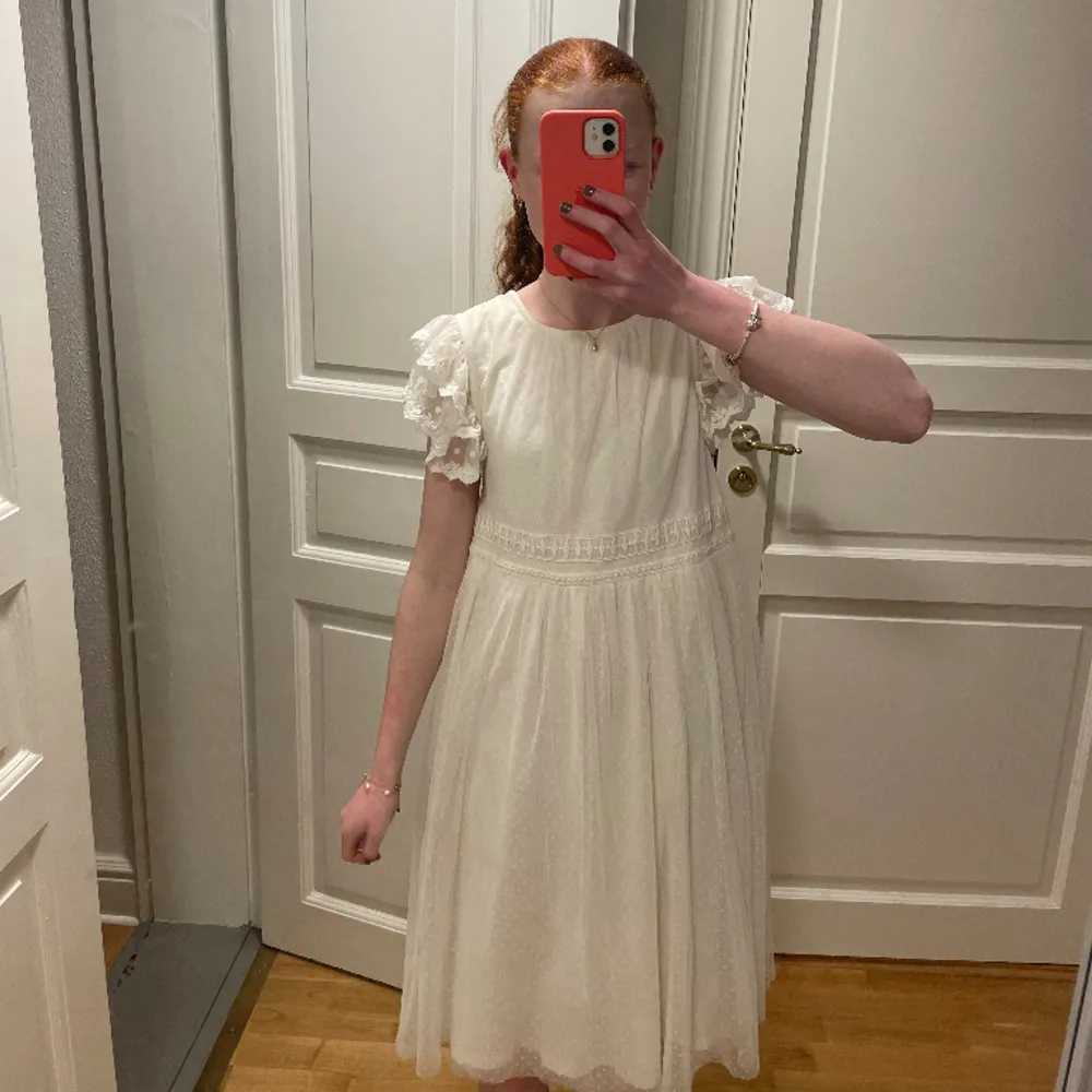 En klänning med tyll och olika lager perfekt till finare tillfällen som exempelvis bröllop. Är 165 cm och den går till knäna på mig, köpt fem zalando barn. Klänningar.