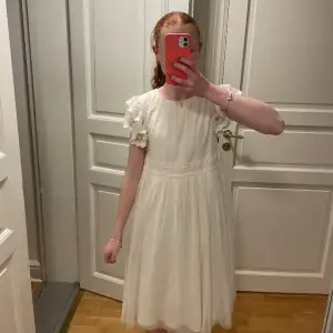 En klänning med tyll och olika lager perfekt till finare tillfällen som exempelvis bröllop. Är 165 cm och den går till knäna på mig, köpt fem zalando barn