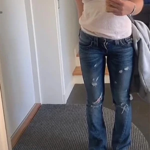 True religion jeans  - Lågmidjade snygga jeans.  OBS! Knappen har bytts ut så det är inte originalknappen. De är klippta i min längd - jag är 160 cm:)  Midjemått rakt över: ca 39 cm  Innerbenslängd: ca 76 cm  Skriv om ni vill ha fler bilder:)