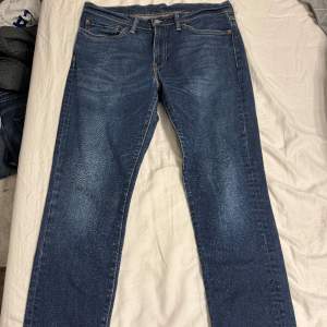 Riktigt feta Levis jeans som är 10/10 skick. Storlek 34/32 men mer som 33/32. Ordinarie pris ca 1300❌ Vårt pris 349✅ Hör av er om det är något mer ni undrar!