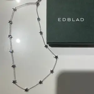 Halsband med stjärnor på ifrån Edblad! Använd fåtal gånger så i bra skick. Nypris 399kr, säljer för 200kr💕