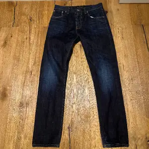 Ett par sjukt feta nudie jeans i fint skick i en sjukt snygg färg. Storlek 32/34 men sitter som 31/34. Hör av er vid frågor!