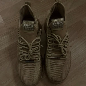 Steve madden sneakers - Helt nya Steve Madden skor som tyvärr inte kommit till användning. I storlek 40. Jätte bra för både casual men även träning. Priset kan diskuteras!