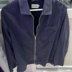 En babyblå Overshirt från East West är en trendig och mångsidig jacka. Den har en avslappnad passform och är tillverkad av högkvalitativ material. Perfekt att använda som ett lagerblad över en t-shirt, tröja eller skjorta✔️