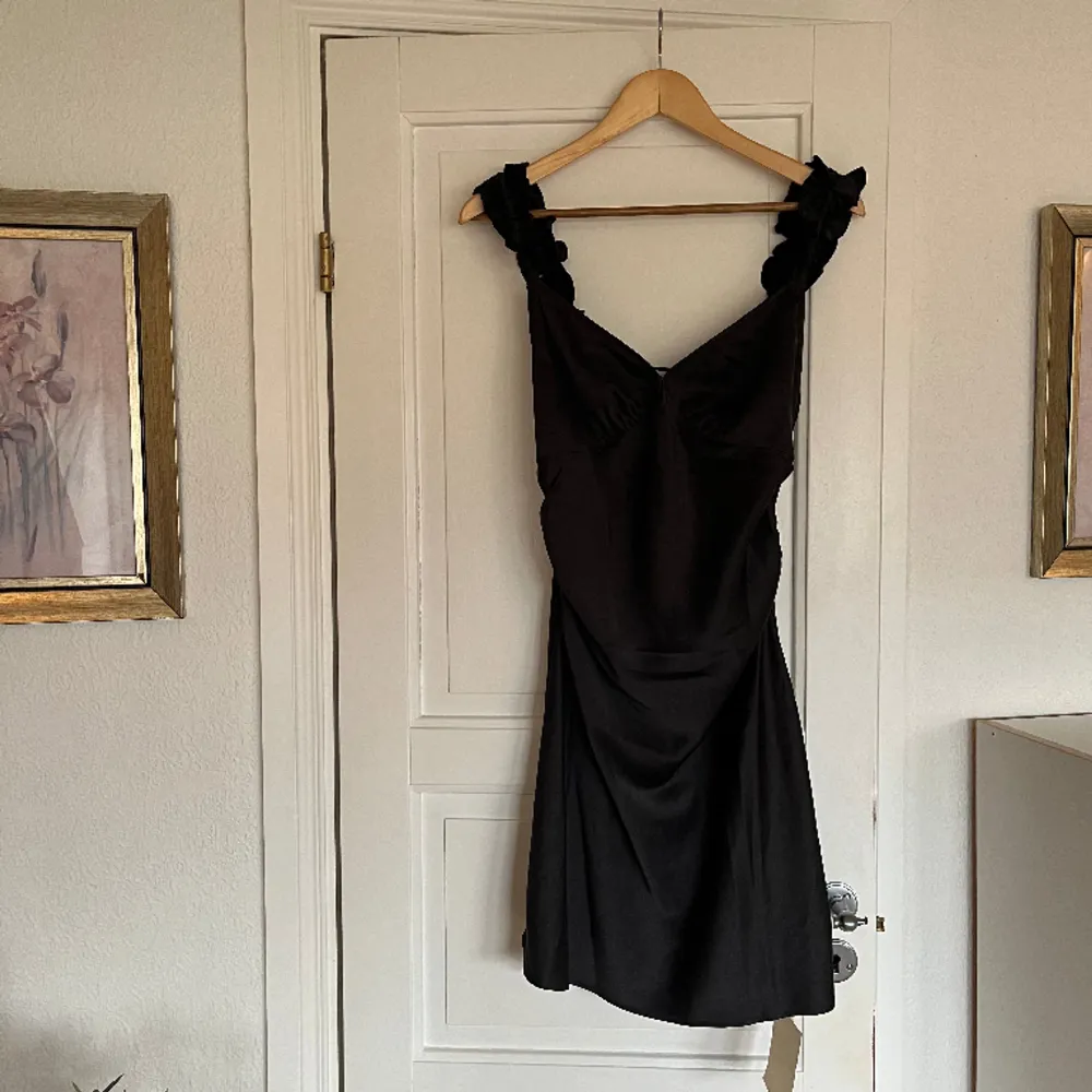 Säljer denna nyinköpta adoore klänning då den inte passade mig i storlek. Org pris 1195 mitt pris 495 🖤Storlek 38 prislapp kvar (2 sista bilder från deras hemsida). Klänningar.