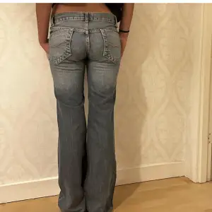 Jättefina jeans som säljs för de är för små💕 Lågmidjade jeans Midjemått: 75cm Ytterben : 103, innerbene:84 Tagen bild då jag inte kan ha dem!
