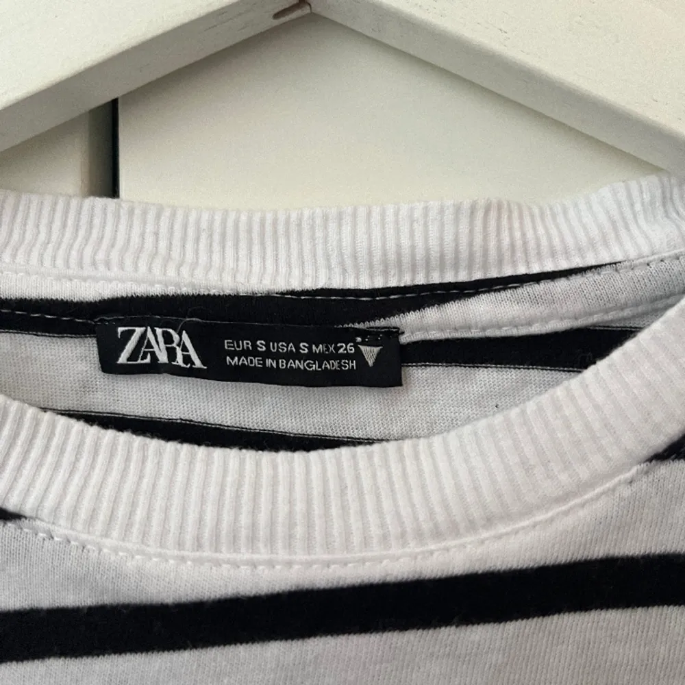 T-shorts från Zara i fint skick! Använd 1-2 gånger.. T-shirts.