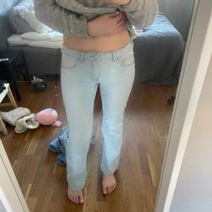 Hej! Jag säljer mina ljusblåa lågmidjade bootcut Jeans i storlek 36! Jag säljer dom för att dom inte kommer till användning, jag är 170 cm lång! Jätte snygga till sommaren,  skriv för fler bilder. 