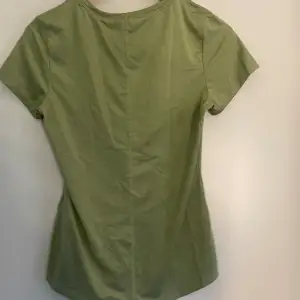En grön tränings tröja. Säljer för den är för liten. 
