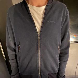 Limitato zip tröja storlek L - Säljer limitato zip tröja  Storlek: L. Nypris: 2869 kr. Skick:8/10. Pris: 400