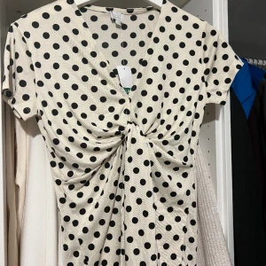 Topp - Prickigtröja med prislapp fortfarande på. Storlek XS, mer som S. 