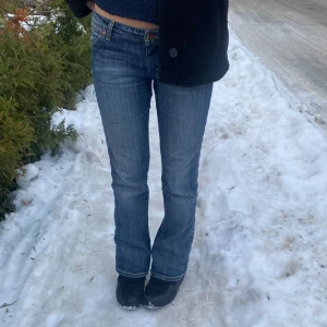 wrangler jeans - säljer dessa superfina lågmidjade jeans från wrangler. midjemåttet är 74 och innerbenslängden är 71! jag är ca 161 ❤️