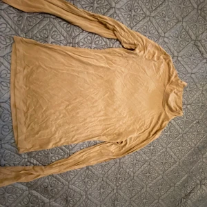 Snygg halvpolo stl M (men som S) - Tight o snygg att ha under en kofta el kavaj el bara som den är  Fint skick, Sparsamt använd 😊 Säljer för den kommer inte till användning.  Djur - o rökfritt hem. 