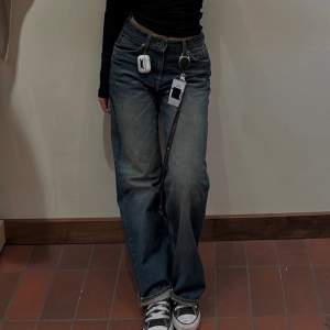 Nya jeans från Tiger of Sweden i modellen ”Letty” som är slutsåld! Säljer pga att de va lite för små för mig.. Nypris: 2500kr. De är mid waist, har raka ben, och har boyfriend/relaxed fit. 100% bomull🌸
