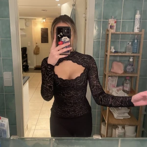 Festtopp - Super fin tröja i spets med cutout. Jag brukar vika upp den så det blir en tröja men man kan också ha den som en body