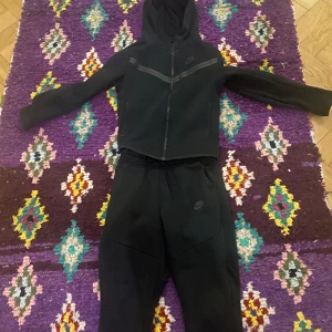 Nike tech fleece barn - Säljer min nästan oanvända nike tech fleece i topp skick, zip hoodien är i storlek 137-147 medan byxorna 147-158. Pris för båda tillsammans 700 och 400 för separat. Ny pris 2000 för hela setet. 