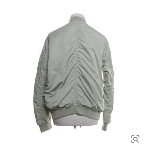 H&M bomberjacka  - Ljusgrön Bomberjacka.