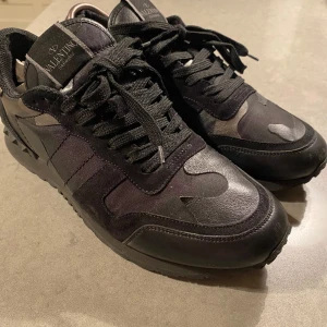 Valentino Rockrunners  - Tja! Säljer nu dessa feta valentino Rockrunners i sjukt populär färg skick 7/10   Nypris runt 7k mitt pris endast 1799! Kan gå ner i pris vid snabbaffär Tveka inte på att höra er vid funderingar🙌