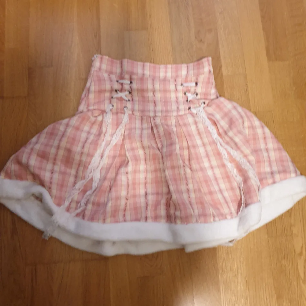 Säljer denna kawaii/lolita kjolen som är jättesöt!! Har typ använt den 1 gång så den är i bra skick!!  (Katt och hund i hemmet) . Kjolar.