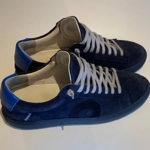 Oliver Cabell Low 1 Marine - Tjenare, säljer nu mina Oliver Cabell skor då de är för små för mig. Kanonskick, inte avända alls mycket och är som nya. Bara att skriva om det finns fler frågor.