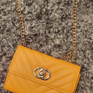 Handväska - Plånboksväska med guldkedja i mycket fint skick. Mått 15x11 cm. Pris inkl. frakt.