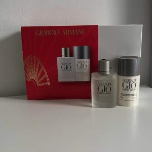 Aqua Di Gio parfym + deodorant 🎁(Helt ny)   Säljer ett Gift Set från Giorgio Armani, Aqua Di gio+ deodorant sticker! Endast tagit 4 sprut från parfymen, oanvänd deo✅ Riktig steal för sitt pris🤩 Bara parfymen kostar 800kr💸 Mvh ItsForFits 🌟
