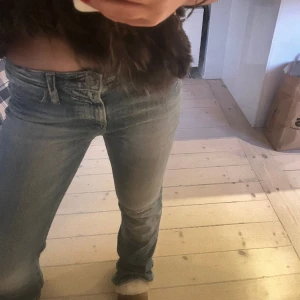 Jeans  - Säljer dessa skitsnygga lågmidjade jeans. De är raka i benen. 
