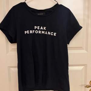 En svart peak performance tröja som är nästan helt ny använd några gånger 
