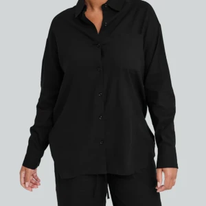 Linneskjorta  - En svart linneskjorta från BikBok. Storlek XS, säljer då den inte kommer till användning. Använd en gång så den är i nyskick. Ordinarie pris 499kr. Lånade bilder men kan skicka egna, bara att hojta ☺️