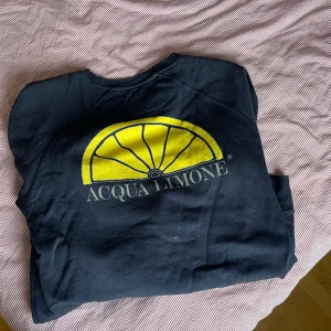 Aqua limone  - Säljer min aqua limone tröja, använd 2 gånger, som i nytt skick! Storlek XXL men jag är vanligtvis en M och haft denna oversized.  