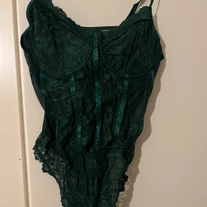 Grön spetsbody - Grön spetsbody som aldrig är använd. Väldigt snygg!