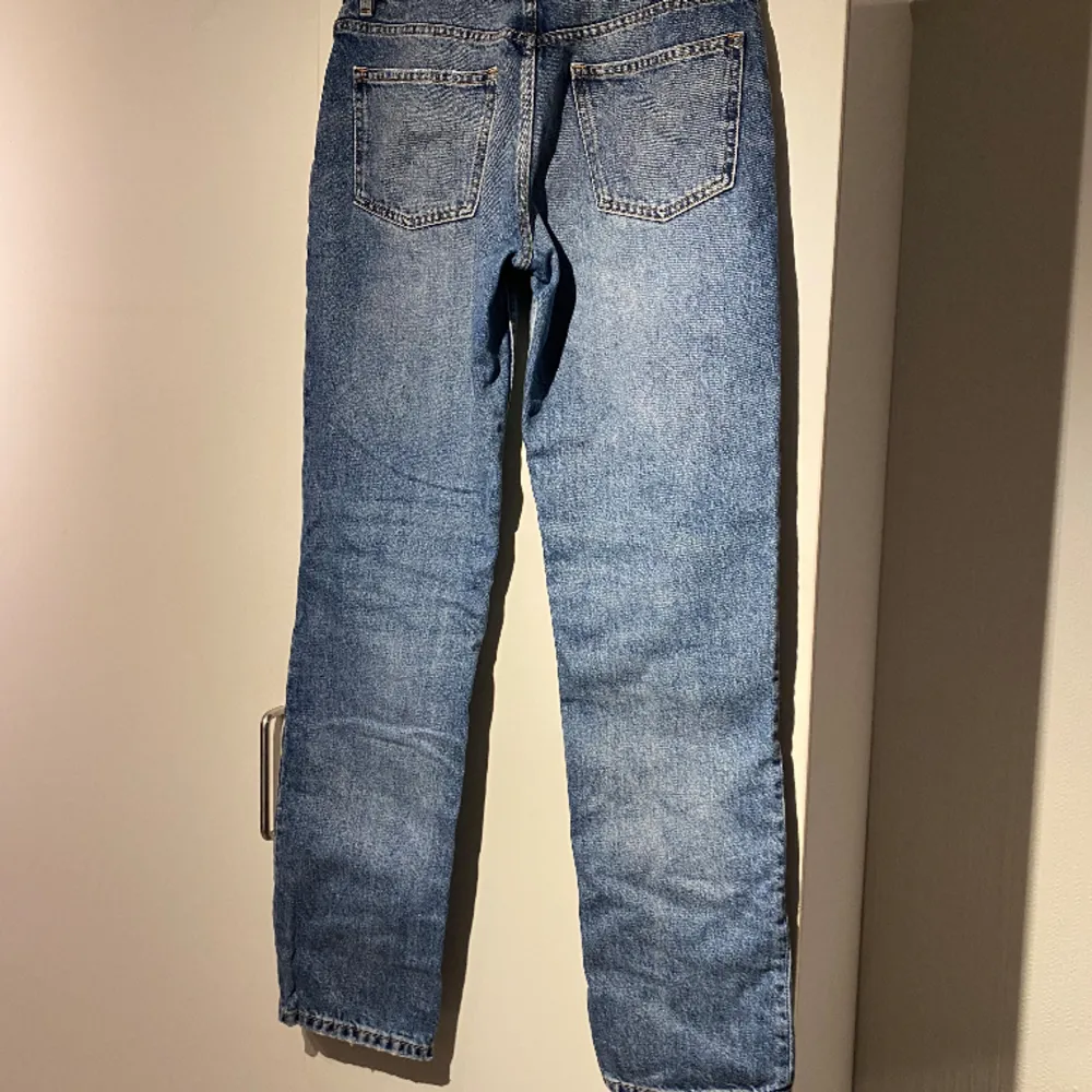 Raka jeans med medelhög midja 💞. Jeans & Byxor.