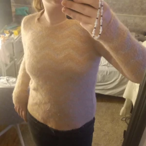 Rosa stickad tjöja - Rosa tröja med glitter linjer  Använd få gånger 