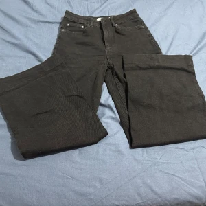 Plisserade långa jeans  - Plisserade långa jeans med hög midja.  Använda en gång. Storlek 34