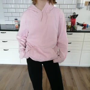 Ljusrosa hoodie - Mysig ljusrosa hoodie som är oversized. Kommer inte längre till användning och letar nu efter ett bättre hem. Passar även M Priset kan diskuteras vid snabb affär✨💕