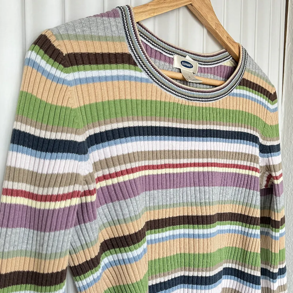 Säljer denna långärmade tröjan perfekt till våren! Älskar den verkligen. Tröjor & Koftor.