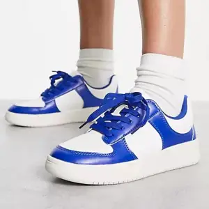 Blå o vita sneakers från Monki. Använda men inga defekter. Skriv för mer bilder osv<3