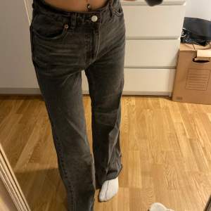 Säljer dessa grå vida jeans med hög midja från Monki. Storlek 24, har klippt benen så de passar någon som är 160 eller något längre/kortare! De är använda, men i bra skick! köpta för 400, säljer för 150kr