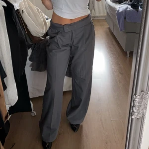 Lågmidjade kostymbyxor  - Jättefina gråa kostymbyxor, aldrig använda 