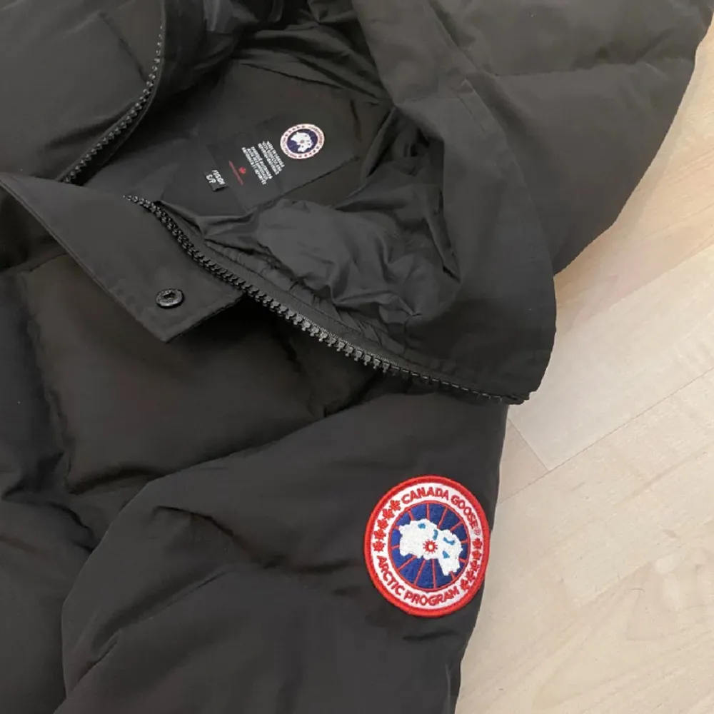 En Canada Goose Jacka i mycket bra skicka 9/10. Inga skador, och kvitto finns digitalt.  Pris kan diskuteras vid snabbköp.. Jackor.