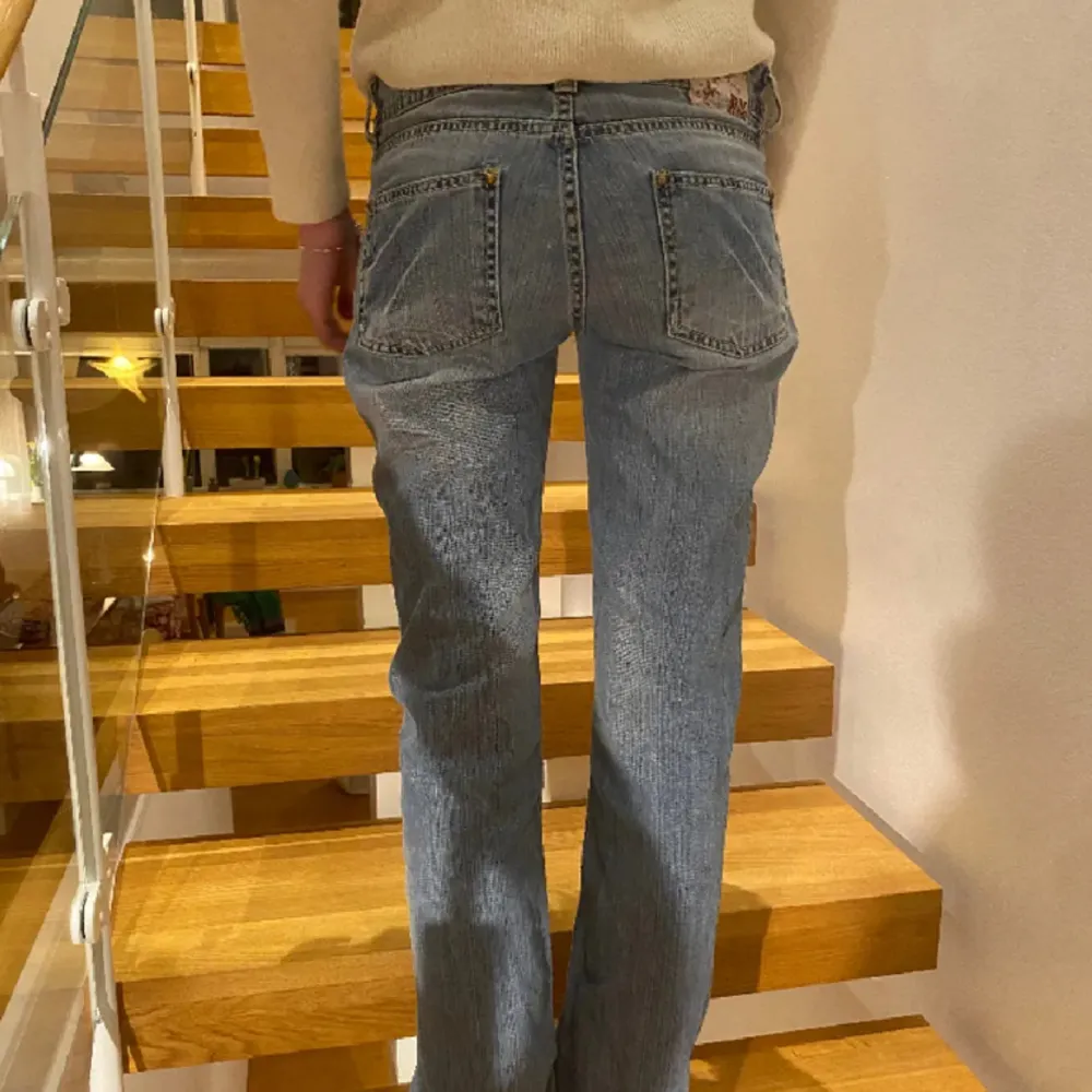 Säljer mina unika lågmidjade jeans med mönster/brodering på💞 Midjemåttet tvärsöver är 40cm och innerbenslängden är 85cm, dem går ner till marken på mig som är 170!💞 Skulle säga att dem passar Xs/S och en liten M💞 Skriv för fler bilder!💞. Jeans & Byxor.
